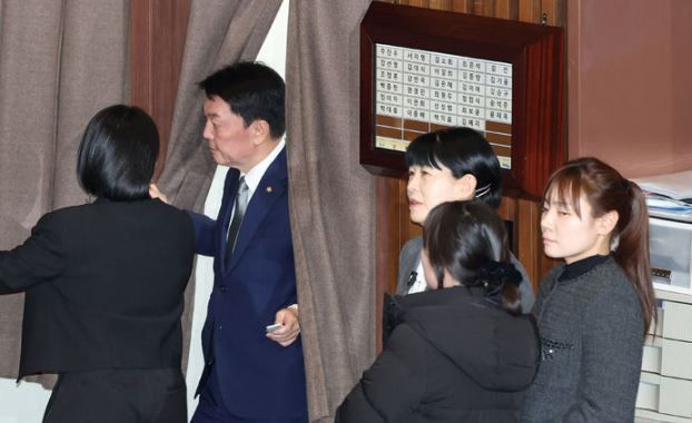 국민의힘 안철수 의원이 지난 7일 서울 여의도 국회에서 김건희 여사 특검 및 윤석열 대통령 탄핵소추안을 안건으로 열린 제418회 국회(정기회) 제17차 본회의에서 탄핵소추안 기표를 마친 뒤 투표함으로 향하고 있다. 투표를 기다리고 있는 맨 오른쪽 김예지 의원. [사진출처=뉴시스]<br>