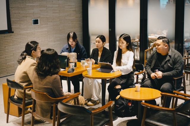 청년플러스 기자단이 스타벅스 ESG팀의 서정민 파트장과 정효주 파트너를 인터뷰하고 있다. ⓒ투데이신문