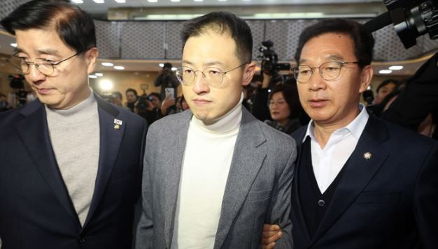 국민의힘 김상욱 의원이 지난 7일 오후 서울 여의도 국회본회의장에 이해식(왼쪽), 신정훈 더불어민주당 의원의 부축을 받으며 입장하고 있다.&nbsp; [사진출처=뉴시스]<br>