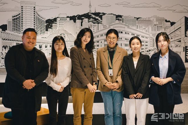 청년플러스 기자단과 스타벅스 ESG팀 서정민 파트장, 정효주 파트너가 인터뷰를 마친 뒤, 기념사진을 촬영하고 있다. ⓒ투데이신문