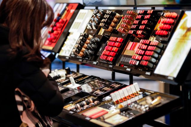 서울시내 백화점을 찾은 시민들이 색조 화장품을 살펴보고 있다. [사진제공=뉴시스]