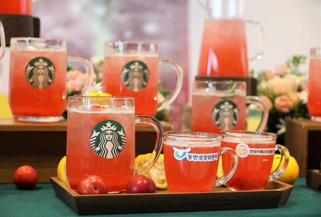 스타벅스 코리아가 만든 소상공인 상생 음료, 유자 자두 에이드 [사진제공=스타벅스]