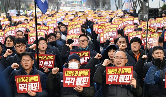 금속노조 광주전남지부가 11일 오후 광주 서구 치평동 국민의힘 광주시당 앞에서 총파업대회를 열고 있다. [사진출처=뉴시스]