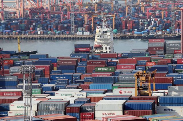 부산 남구 신선대 및 감만 부두 야적장에 컨테이너가 쌓여 있다. [사진출처=뉴시스]