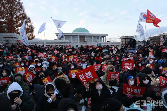 지난 7일 서울 여의도 국회 앞에 대통령 탄핵소추안 통과를 촉구하는 시민들이 구호를 외치고 있다. ⓒ투데이신문
