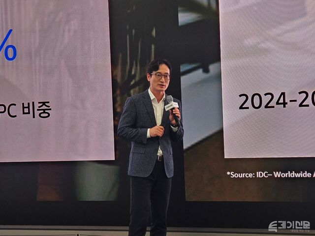 삼성전자 MX사업부 갤럭시 에코 비즈 팀장 이민철 상무가 '갤럭시 북5 Pro'에 대한 설명을 진행하고 있다.&nbsp;＠투데이신문