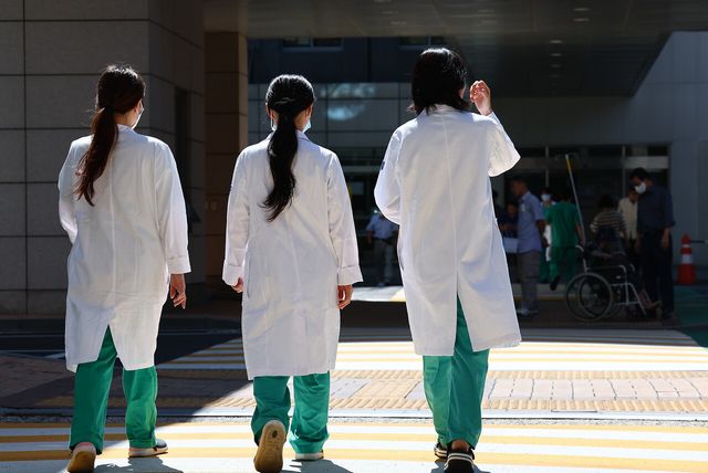 지난 8월 30일 서울 소재 한 대학병원에서 의료진들이 걸음을 옮기고 있다. [사진제공=뉴시스]