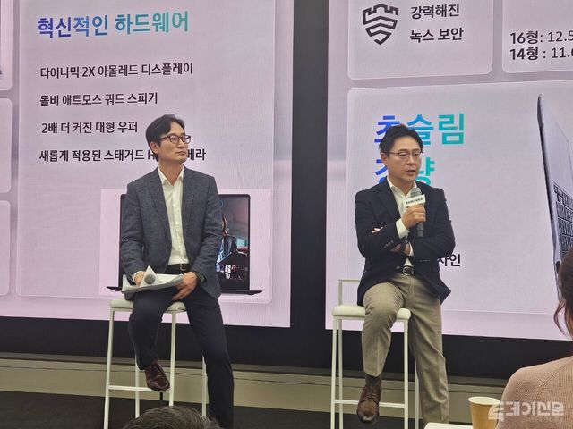 삼성전자가 AI 기능이 강조된 신제품 '갤럭시 북5 Pro(이하 북5)'를 공개했다. 왼쪽부터&nbsp;삼성전자 MX사업부 갤럭시 에코 비즈 팀장 이민철 상무,&nbsp;인텔코리아 삼성사업총괄 백남기 부사장&nbsp;＠투데이신문