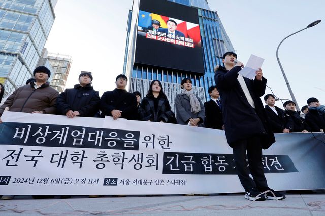 총학생회 공동포럼이 지난 6일 서울 서대문구 신촌 스타광장에서 비상계엄대응을 위한 전국대학총학생회 긴급 합동 기자회견을 진행하고 있다. [사진제공=뉴시스]<br>