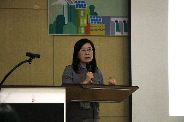 13일 서울 용선구 숙명여자대학교에서 열린 ‘기후변화와 젠더: 도전과 대응’ 정기학술대회에서 인하대학교 영문학과 박혜영 교수가 발표를 진행하고 있다. ⓒ투데이신문<br>