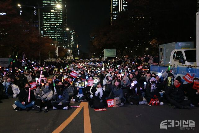 지난 13일 서울 여의도 국회 앞에 시민들이 모여 윤석열 대통령에 대한 탄핵을 촉구하고 있다. ⓒ투데이신문