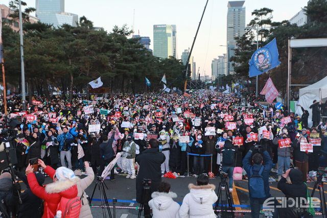14일 서울 여의도 국회 앞에 모인 시민들이 윤석열 대통령에 대한 탄핵소추안이 가결되자 기뻐하고 있다. ⓒ투데이신문