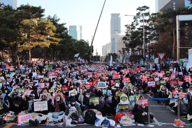 14일 윤석열 대통령 탄핵을 촉구하기 위해 모인 시민들. ⓒ투데이신문