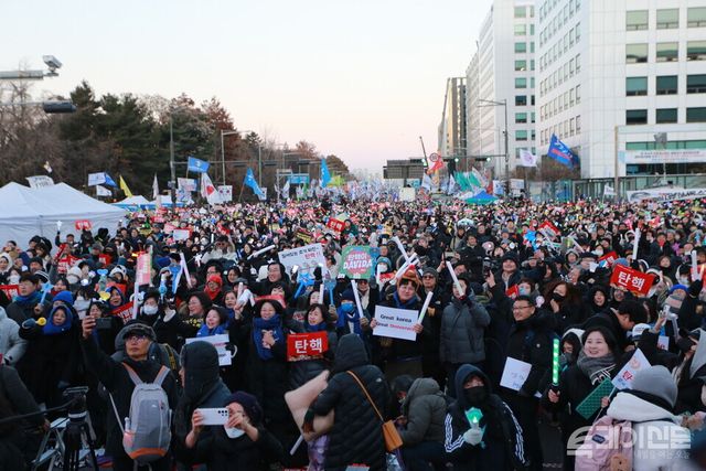 14일 서울 여의도 국회 앞에 모인 시민들이 윤석열 대통령에 대한 탄핵소추안이 가결되자 기뻐하고 있다. ⓒ투데이신문