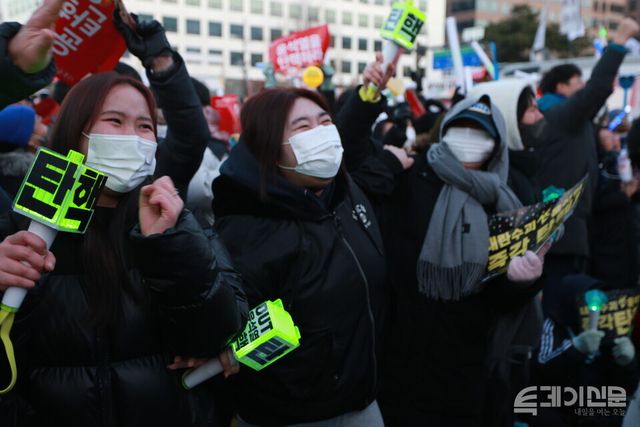 14일 서울 여의도 국회 앞에 모인 시민들이 윤석열 대통령에 대한 탄핵소추안이 가결되자 기뻐하고 있다. ⓒ투데이신문
