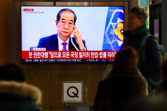 15일 서울 용산구 서울역 대합실에서 시민들이 한덕수 권한대행 관련 뉴스를 시청하고 있다. [사진출처=뉴시스]