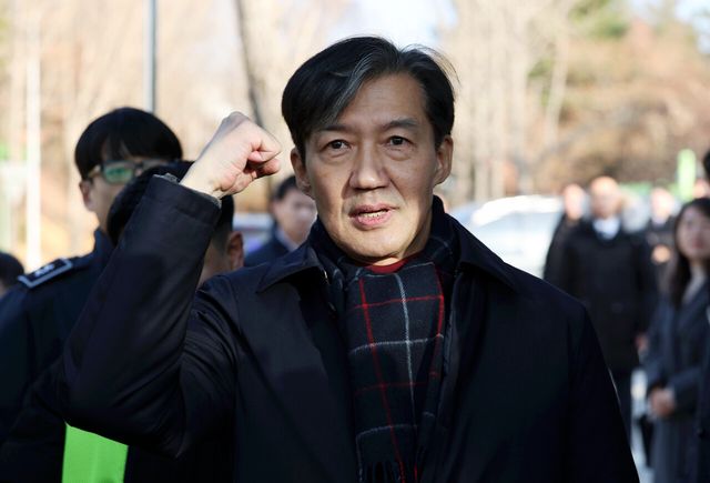 징역 2년형이 확정된 조국 전 조국혁신당 대표가 16일 오전 경기도 의왕시 서울구치소 앞에서 지지자들과 인사하고 있는 모습. [사진 제공=뉴시스]<br>