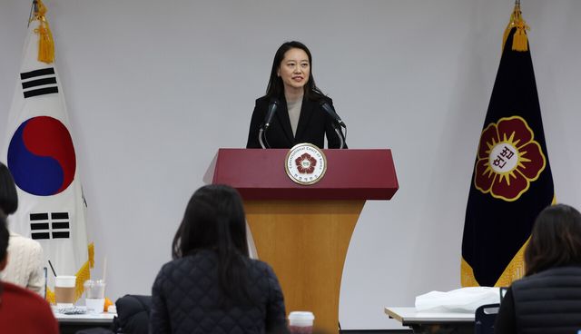 헌법재판소 이진 공보관이 16일 서울 종로구 헌법재판소에서 ‘윤석열 대통령 탄핵심판 사건’에 대한 브리핑을 하고 있다. [사진제공=뉴시스]<br>
