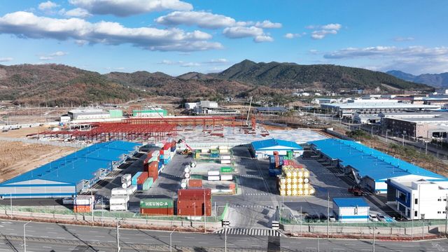 동원그룹 종합물류계열사 동원로엑스가 전북 완주군에&nbsp;‘스마트 케미컬 물류센터’를 준공했다. [사진 제공=동원그룹]<br>