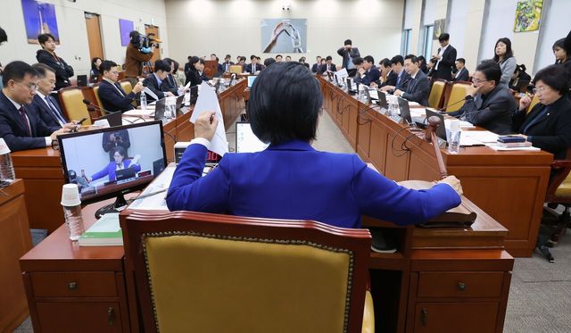 지난달 26일 서울 여의도 국회에서 진행된 과학기술정보방송통신위원회 전체회의에서 최민희 위원장이 인공지능(AI) 기본법 제정안 등을 의결하며 의사봉을 두드리고 있다. [사진제공=뉴시스]<br>