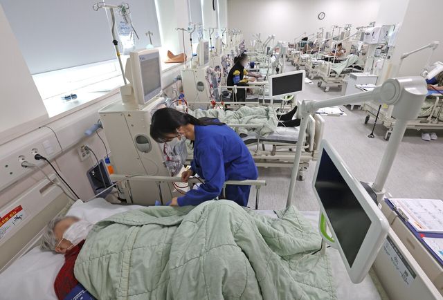 간호사들이 지난 3월 서울 강서구 한 종합병원 인공신장실에서 환자를 돌보고 있다. 기사 내용과 무관. [사진제공=뉴시스]