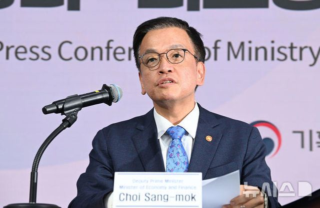 최상목 부총리 겸 기획재정부 장관이 18일 오전 서울 중구 프레스센터에서 열린 기획재정부 외교부 합동 외신기자 간담회에서 발언하고 있다. [사진 출처 = 뉴시스]