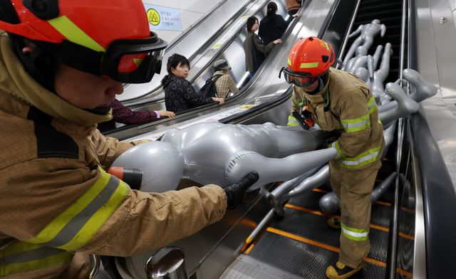 지난 10월 22일 경기 구리시 8호선 구리역에서 진행된 ‘2024년 재난대응 안전한국훈련’에서 소방대원이 에스컬레이터 사고 인명 구조 훈련을 수행하고 있다. [사진제공=뉴시스]