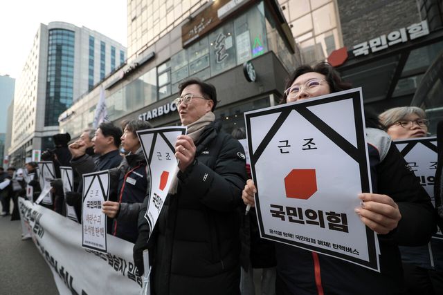 전국민주노동조합총연맹&nbsp;서울본부 등 시민사회단체 회원들이 국민의힘을 규탄하는 손피켓을 들고 있다. [사진제공=뉴시스]