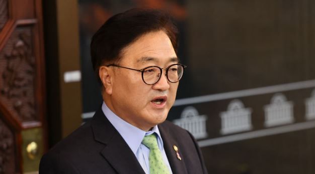 우원식 국회의장이 지난 4일 새벽 서울 여의도 국회 로텐더홀에서 비상계엄 선포 관련 긴급 회견을 하고 있다.[사진출처=뉴시스]