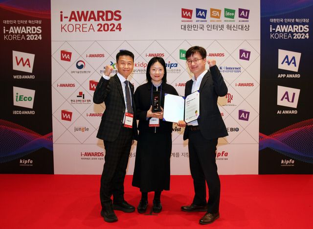 (왼쪽부터) NS홈쇼핑 IT본부장 김시웅 이사, MC서비스기획팀 김인영 과장, 이성철 팀장이 아이어워즈 2024에서 기념사진을 촬영하고 있다. [사진 출처=NS홈쇼핑]