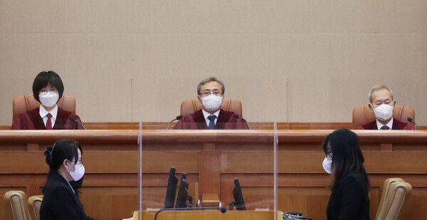 지난 2022년 10월 27일 서울 종로구 헌법재판소 대심판정에서 재판관들이 재석하고 있다. 이날 헌재는 8족 이내 혈족 사이 혼인을 금지하고 이를 혼인무효 사유로 규정한 민법 조항에 대해 혼인 금지는 합헌, 혼인 무효는 헌법불합치 판단을 내렸다. [사진출처=뉴시스]