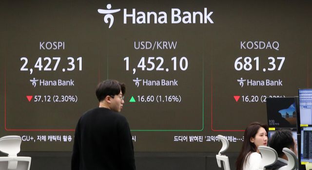 19일 원·달러 환율은 전 거래일 주간거래 종가(1435.5원)보다 13.9원 오른 1453.0원에 출발했다. [사진출처=뉴시스]