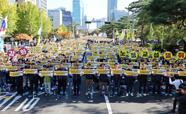 양대노총 조합원들이 지난 10월 26일 서울 여의도 국회 앞에서 진행된 ‘양대노총 공공노동자 총력투쟁 결의대회’에 참석해 손 피켓을 들고 있다. [사진제공=뉴시스]
