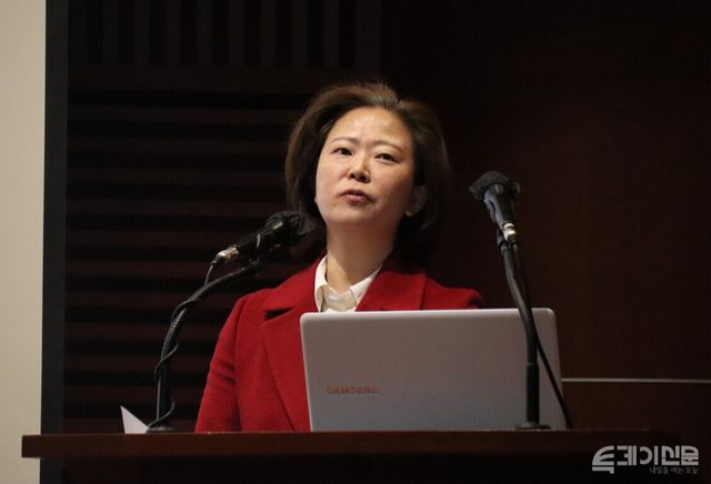 두 번째 주제 발표를 맡은 숭실대 경영학부 최수정 교수가 발표하고 있다.&nbsp;ⓒ투데이신문