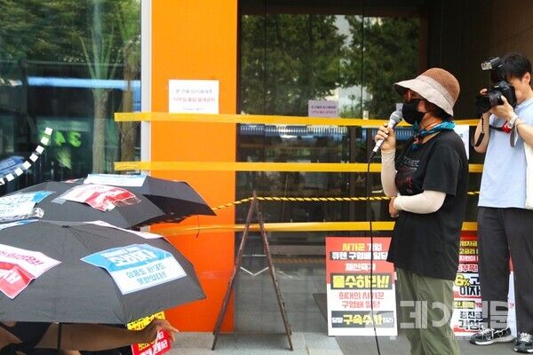 지난 8월 티메프 판매대금 미정산 사태 피해자가 마이크를 들어 사례를 발언하고 억울함을 호소하고 있다. ⓒ투데이신문<br>