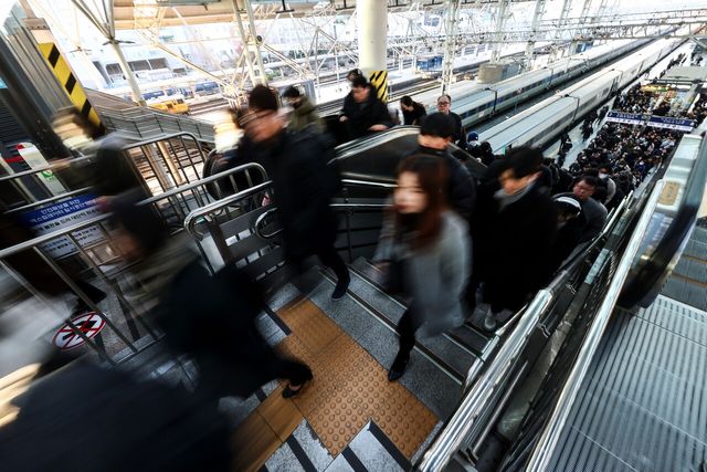 지난 9일 서울 중구 서울역에서 시민들이 출근하기 위해 걸음을 옮기고 있다. [사진제공=뉴시스]<br>