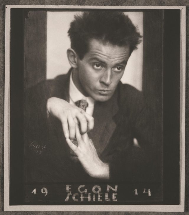 깍지를 낀 에곤 실레 사진. 안톤 요제프 트르치카, 1914년경. [사진제공=국립중앙박물관]
