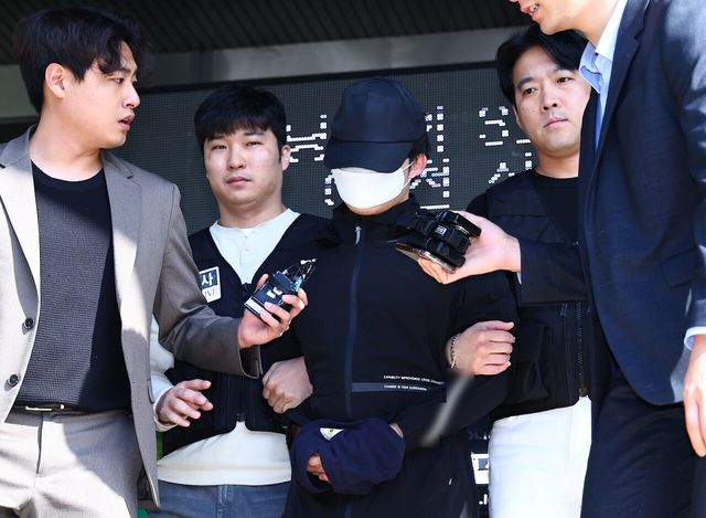 강남역 인근에서 여자친구를 흉기로 살해한 의대생 최모씨가 지난 5월 서울 서초구 서초경찰서에서 서울중앙지검으로 송치되고 있다. [사진제공=뉴시스]