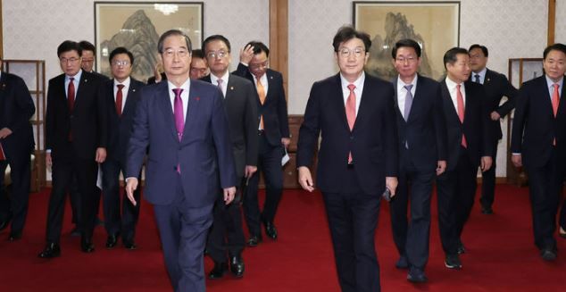 한덕수 대통령 권한대행 국무총리와 국민의힘 권성동 대표 권한대행 겸 원내대표가 20일 서울 종로구 삼청동 총리공관에서 기념촬영 후 고위당정협의회 장소로 이동하고 있다.&nbsp;[사진출처=뉴시스]&nbsp;<br>