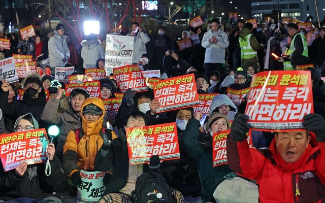서울 종로구 안국역 인근에서 지난 19일 촛불행동 주최로 열린 '윤석열 파면 국힘당 해산 촛불문화제' 집회 참가자들이 손피켓을 들고 있다. [사진제공=뉴시스]