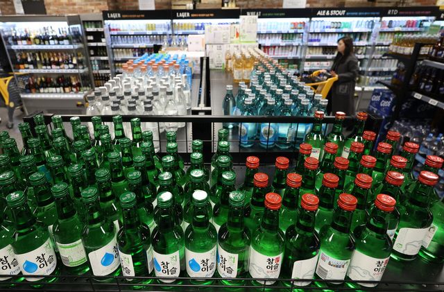 연말을 앞두고 분주했던 주류업계가 암울한 12월을 보내고 있다. 계엄 직후 주요 대형마트 주류 판매량이 감소하는 모습이 나타났다. 업계에서는 이러한 상황이 장기화되지 않도록 관심을 쏟고 있다. [사진 출처=뉴시스]<br>