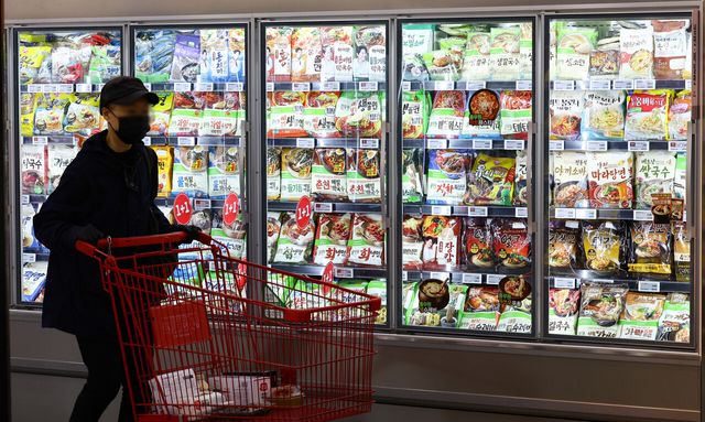 비상계엄과 탄핵 정국의 여파로 내수 소비 심리가 더욱 위축되고 있다.&nbsp;대내외적인 불확실성 속에서 환율이 급등하자 수입 원재료 의존도가 높은 식품업계도 긴장을 늦추지 못하고 있다. [사진 출처=뉴시스]<br>
