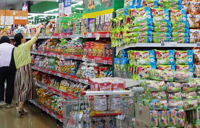 올해 밀가루, 팜유 등 원물 가격이 크게 올라 실제로 주요 식품업체들은 가격 인상을 단행하기도 했다. [사진 출처=뉴시스]