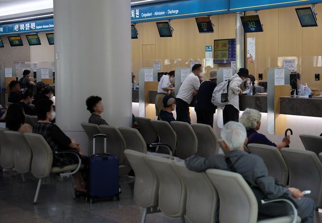 지난 7월 4일 서울 소재 한 병원에서 환자들이 순서를 기다리고 있다. [사진제공=뉴시스]