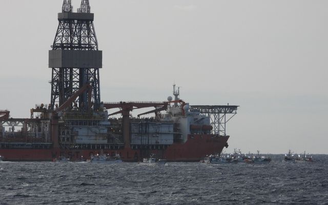 지난 20일 포항시 구룡포 홍게·선주협회 소속 어업인 약 300명은 시추 작업이 조업 성수기와 겹친다는 점 등을 들어 조업 피해를 주장하며 시추선을 둘러싼 해상 시위에 나섰다. [사진제공=뉴시스]