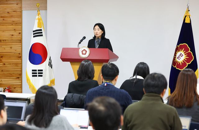 헌법재판소 천재현 부공보관이 23일 서울 종로구 헌법재판소에서 윤석열 대통령의 탄핵심판 사건 관련 서류 수취 거부 관련한 입장 등을 밝히고 있다. [사진제공=뉴시스]<br>