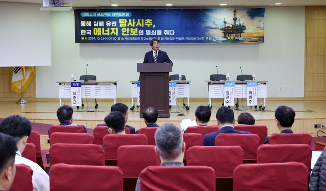 에너지안보환경협회 이웅혁 회장이 지난 10월 서울 여의도 국회에서 열린 '동해 심해 유전 탐사시추, 한국 에너지 안보의 열쇠를 쥐다' 대왕고래 프로젝트 정책토론회에서 발언하고 있다. [사진제공=뉴시스]
