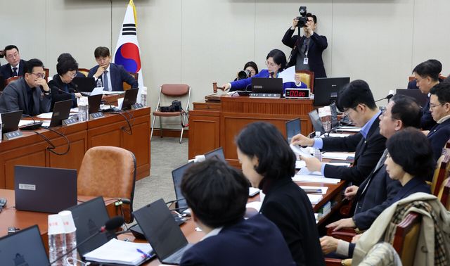 서울 여의도 국회에서 열린 과학기술정보방송통신위원회 전체회의에서 최민희 위원장이 인공지능(AI) 기본법 제정안과 이동통신단말장치 유통구조 개선에 관한 법률(단통법) 폐지안 등을 의결하며 의사봉을 두드리고 있다. [사진제공=뉴시스]