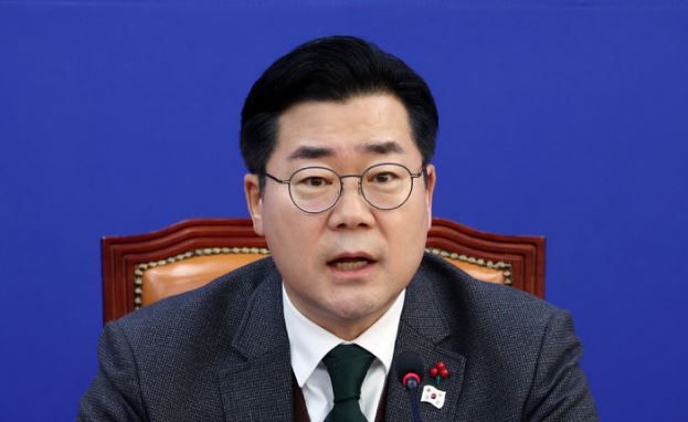 박찬대 더불어민주당 원내대표가 24일 서울 여의도 국회에서 열린 원내대책회의에서 발언하고 있다. [사진출처=뉴시스]<br>