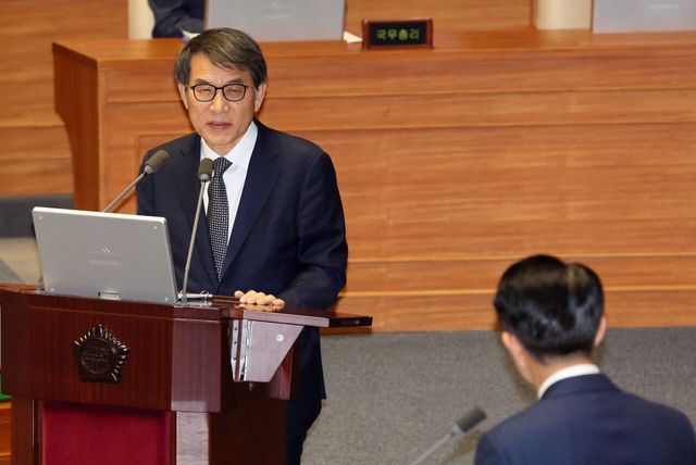 노태악 중앙선거관리위원장이 지난 13일 오후 서울 여의도 국회에서 윤석열 대통령 위헌적 비상계엄 선포 내란행위 관련 긴급현안질문에서 더불어민주당 조정식 의원 질의에 답하고 있다. [사진제공=뉴시스]